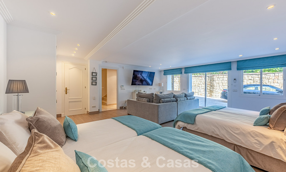 Grote villa in Spaanse stijl te koop grenzend aan een eersteklas golfbaan, gated in La Quinta, Marbella - Benahavis 789241