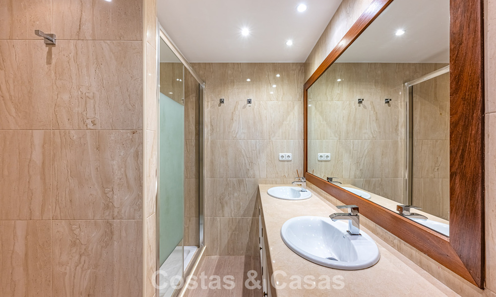 Grote villa in Spaanse stijl te koop grenzend aan een eersteklas golfbaan, gated in La Quinta, Marbella - Benahavis 789243