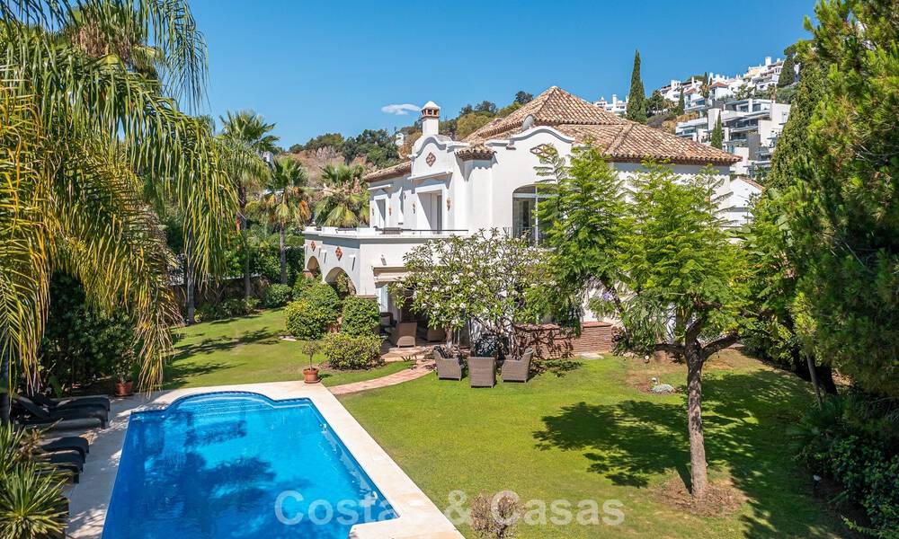 Grote villa in Spaanse stijl te koop grenzend aan een eersteklas golfbaan, gated in La Quinta, Marbella - Benahavis 789247