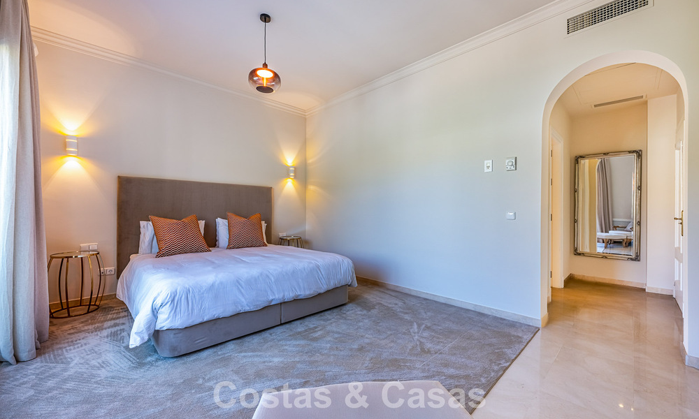 Grote villa in Spaanse stijl te koop grenzend aan een eersteklas golfbaan, gated in La Quinta, Marbella - Benahavis 789250