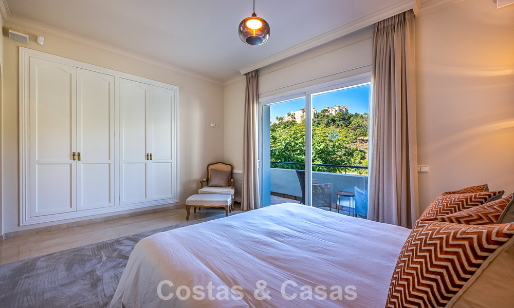 Grote villa in Spaanse stijl te koop grenzend aan een eersteklas golfbaan, gated in La Quinta, Marbella - Benahavis 789251