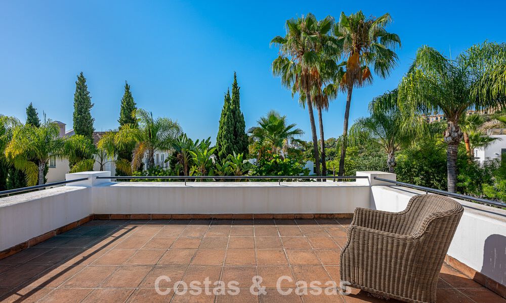 Grote villa in Spaanse stijl te koop grenzend aan een eersteklas golfbaan, gated in La Quinta, Marbella - Benahavis 789258