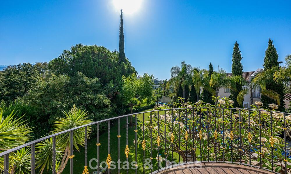 Grote villa in Spaanse stijl te koop grenzend aan een eersteklas golfbaan, gated in La Quinta, Marbella - Benahavis 789263