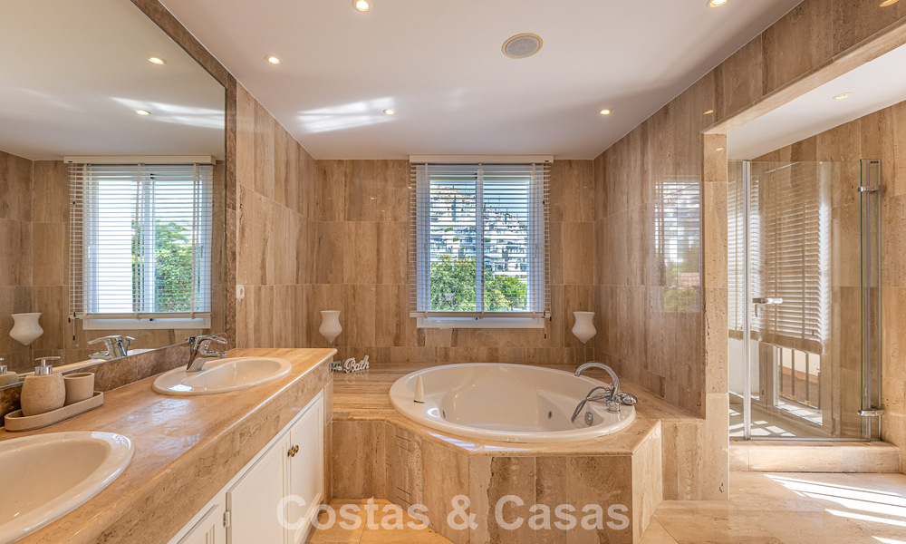 Grote villa in Spaanse stijl te koop grenzend aan een eersteklas golfbaan, gated in La Quinta, Marbella - Benahavis 789264