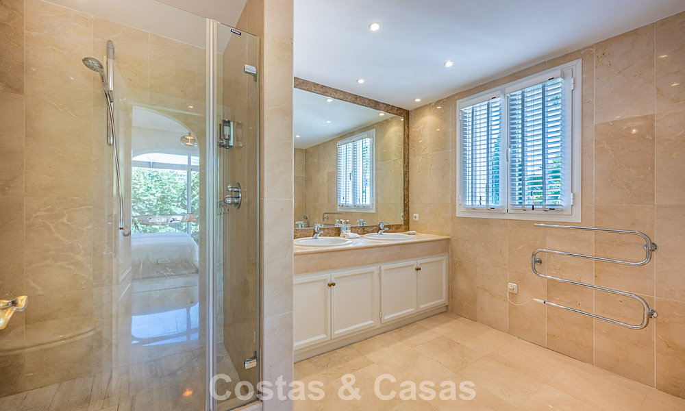 Grote villa in Spaanse stijl te koop grenzend aan een eersteklas golfbaan, gated in La Quinta, Marbella - Benahavis 789270