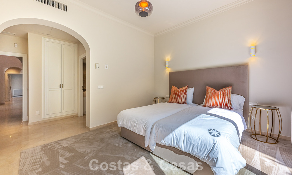 Grote villa in Spaanse stijl te koop grenzend aan een eersteklas golfbaan, gated in La Quinta, Marbella - Benahavis 789275