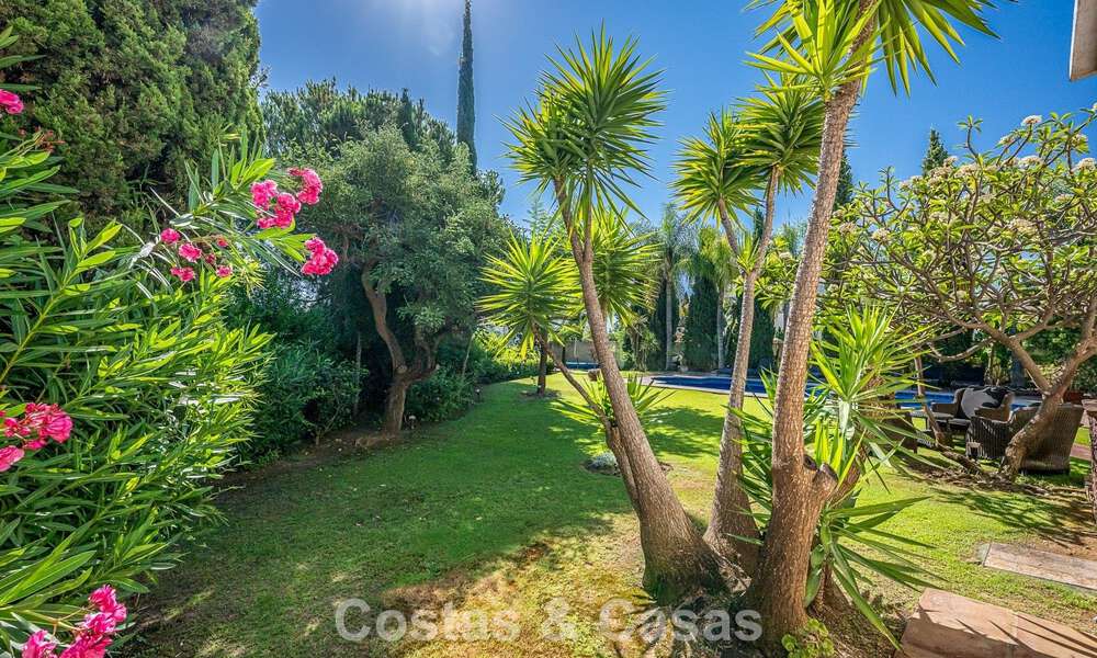 Grote villa in Spaanse stijl te koop grenzend aan een eersteklas golfbaan, gated in La Quinta, Marbella - Benahavis 789276