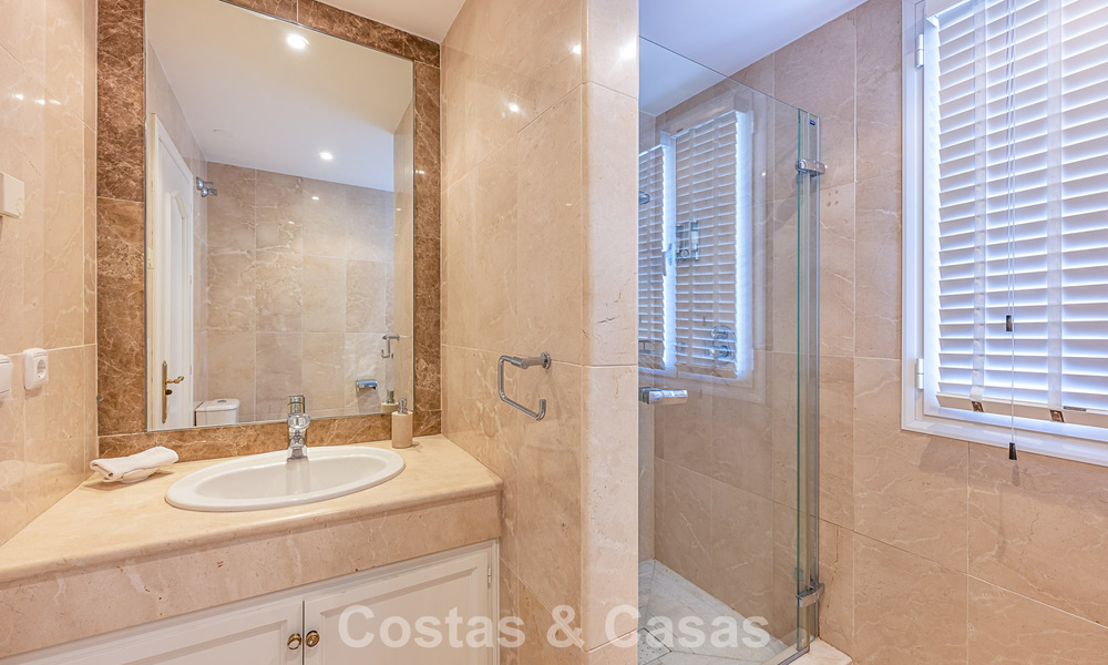 Grote villa in Spaanse stijl te koop grenzend aan een eersteklas golfbaan, gated in La Quinta, Marbella - Benahavis 789277