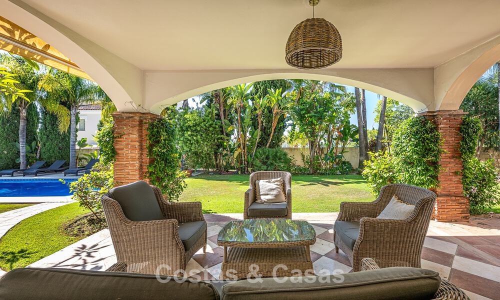 Grote villa in Spaanse stijl te koop grenzend aan een eersteklas golfbaan, gated in La Quinta, Marbella - Benahavis 789278