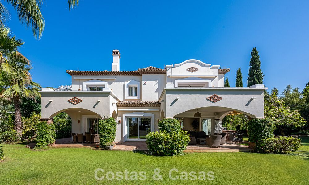 Grote villa in Spaanse stijl te koop grenzend aan een eersteklas golfbaan, gated in La Quinta, Marbella - Benahavis 789284