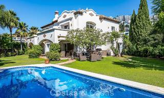 Grote villa in Spaanse stijl te koop grenzend aan een eersteklas golfbaan, gated in La Quinta, Marbella - Benahavis 789288 