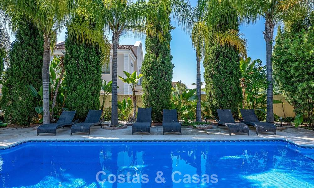 Grote villa in Spaanse stijl te koop grenzend aan een eersteklas golfbaan, gated in La Quinta, Marbella - Benahavis 789289