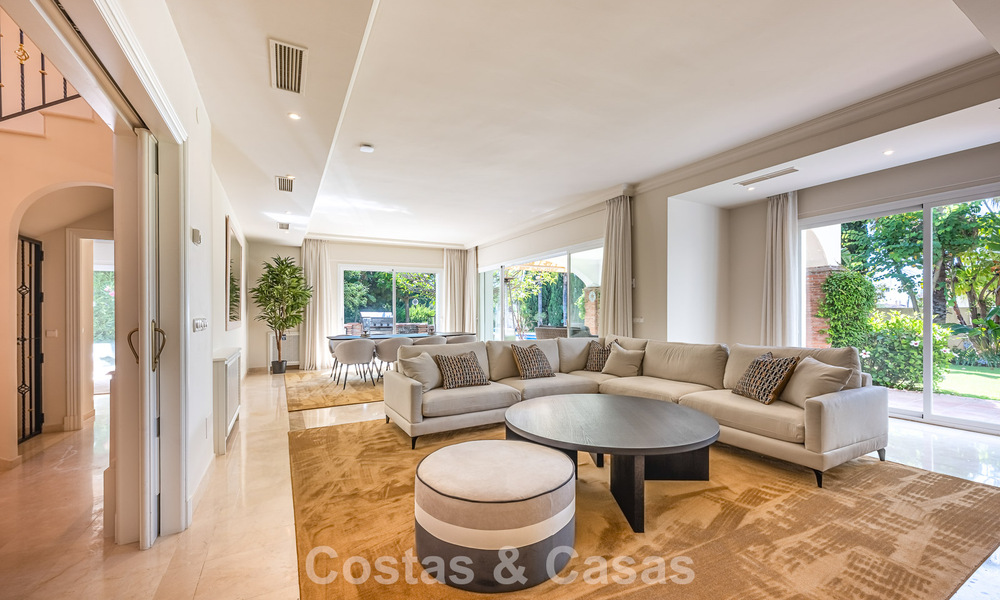 Grote villa in Spaanse stijl te koop grenzend aan een eersteklas golfbaan, gated in La Quinta, Marbella - Benahavis 789290