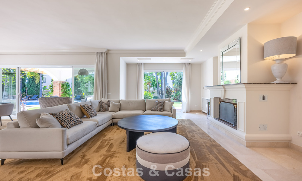 Grote villa in Spaanse stijl te koop grenzend aan een eersteklas golfbaan, gated in La Quinta, Marbella - Benahavis 789291