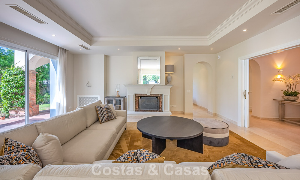 Grote villa in Spaanse stijl te koop grenzend aan een eersteklas golfbaan, gated in La Quinta, Marbella - Benahavis 789292