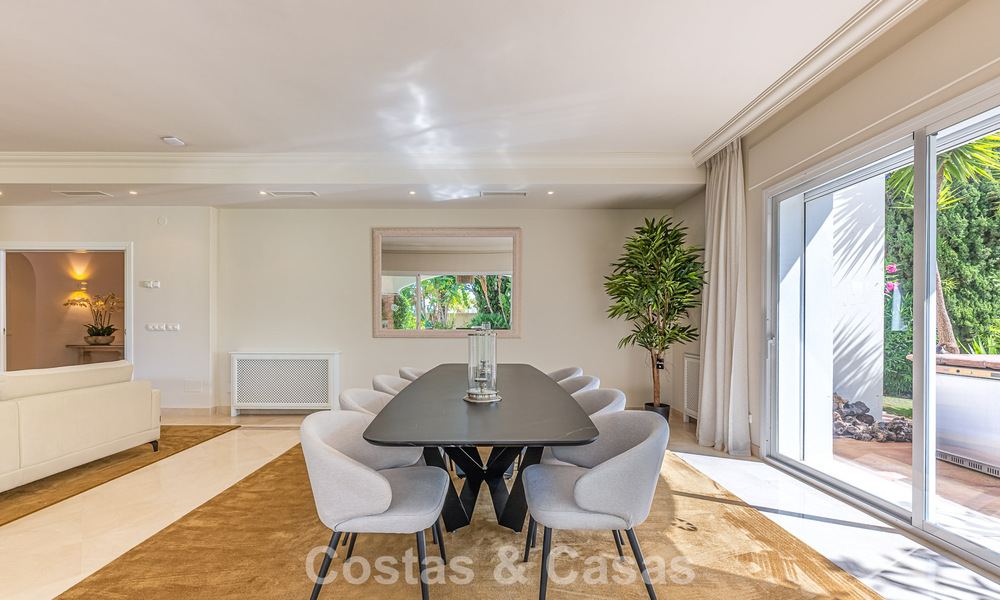 Grote villa in Spaanse stijl te koop grenzend aan een eersteklas golfbaan, gated in La Quinta, Marbella - Benahavis 789294