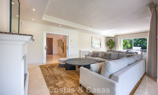 Grote villa in Spaanse stijl te koop grenzend aan een eersteklas golfbaan, gated in La Quinta, Marbella - Benahavis 789295 