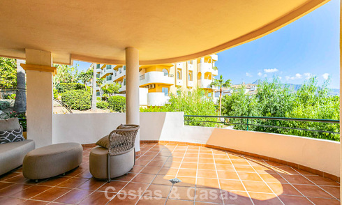 Gerenoveerd appartement te koop op loopafstand van lokale voorzieningen en Puerto Banus in Nueva Andalucia, Marbella 789341