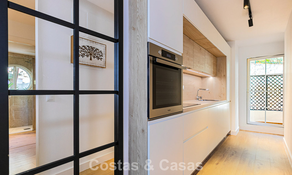 Gerenoveerd appartement te koop op loopafstand van lokale voorzieningen en Puerto Banus in Nueva Andalucia, Marbella 789346