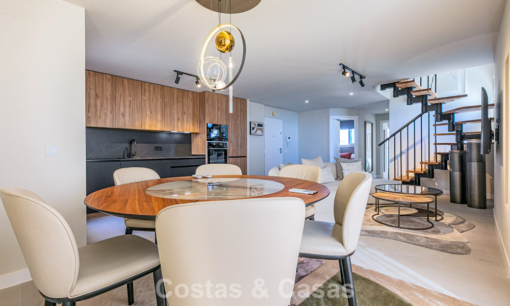Duplex penthouse met zeezicht te koop op loopafstand van alle voorzieningen en Puerto Banus in Nueva Andalucia, Marbella 789312
