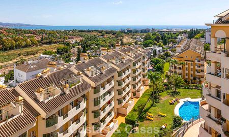Duplex penthouse met zeezicht te koop op loopafstand van alle voorzieningen en Puerto Banus in Nueva Andalucia, Marbella 789317