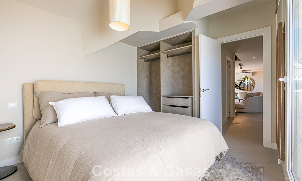 Duplex penthouse met zeezicht te koop op loopafstand van alle voorzieningen en Puerto Banus in Nueva Andalucia, Marbella 789326