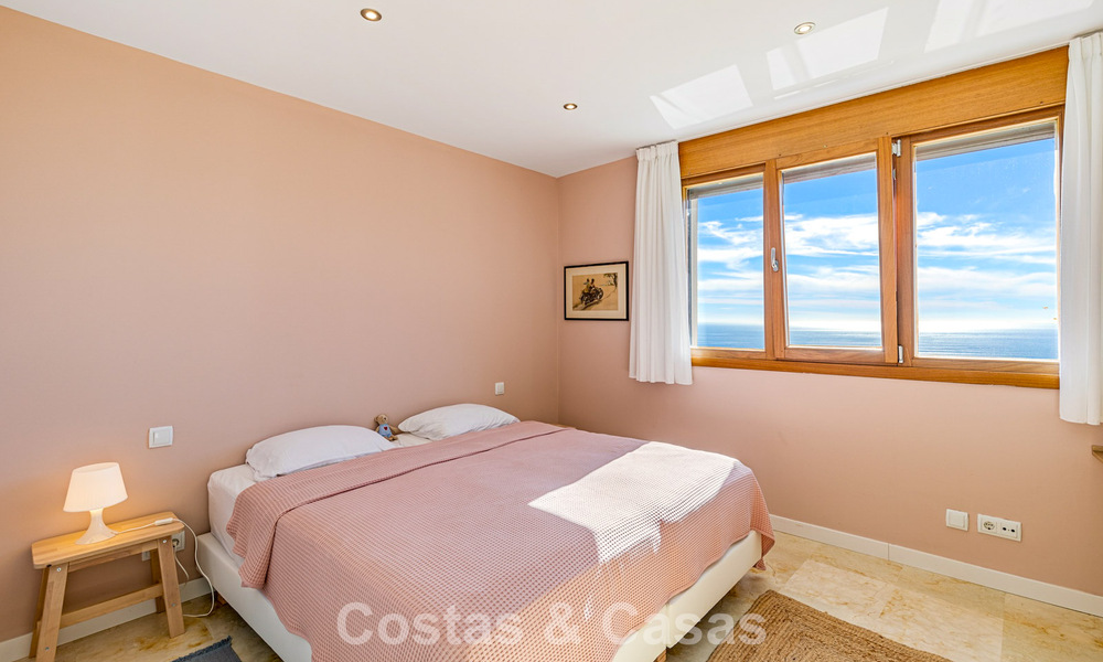 Instapklaar, contemporain appartement met panoramisch zeezicht te koop ten oosten van Marbella 789364