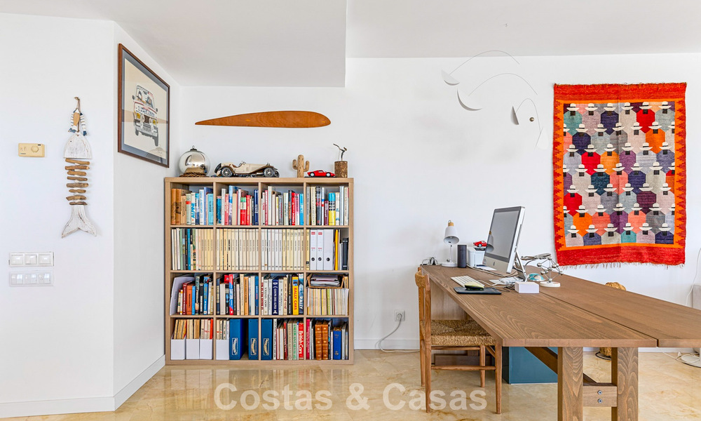 Instapklaar, contemporain appartement met panoramisch zeezicht te koop ten oosten van Marbella 789366