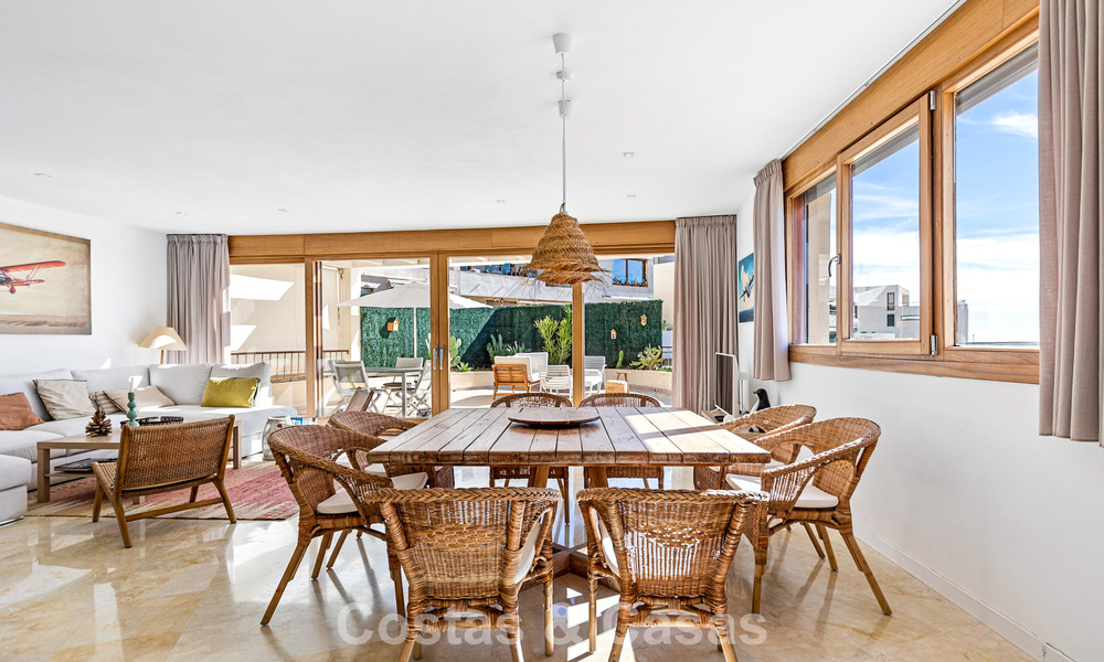 Instapklaar, contemporain appartement met panoramisch zeezicht te koop ten oosten van Marbella 789369