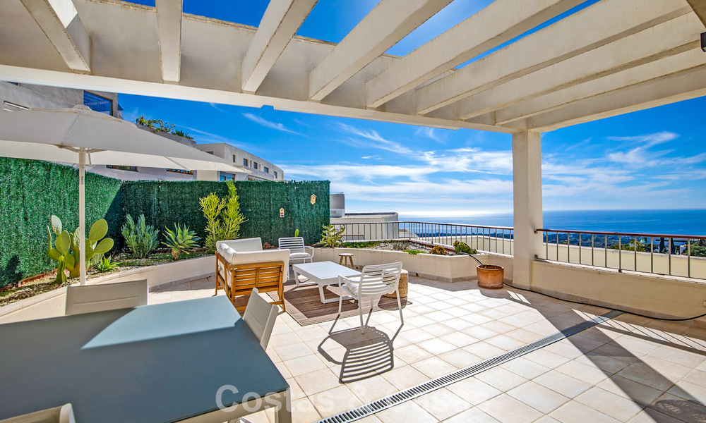 Instapklaar, contemporain appartement met panoramisch zeezicht te koop ten oosten van Marbella 789373