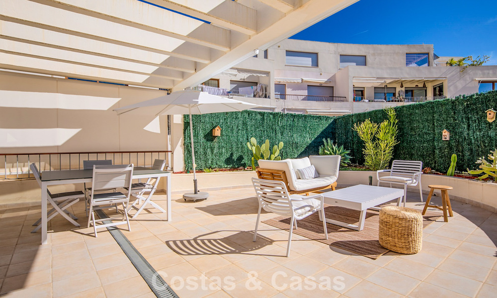 Instapklaar, contemporain appartement met panoramisch zeezicht te koop ten oosten van Marbella 789375