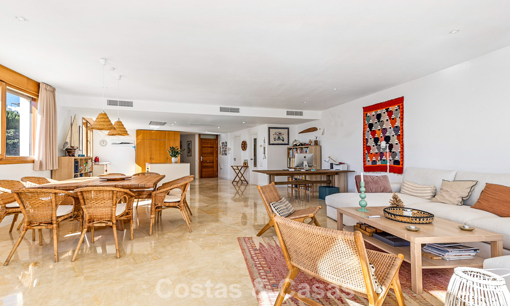 Instapklaar, contemporain appartement met panoramisch zeezicht te koop ten oosten van Marbella 789377