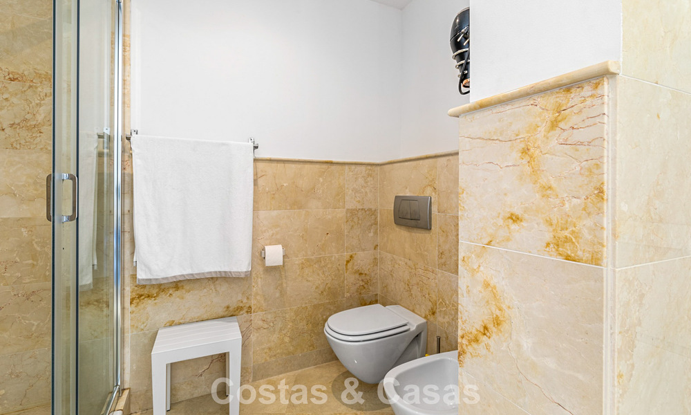 Instapklaar, contemporain appartement met panoramisch zeezicht te koop ten oosten van Marbella 789381