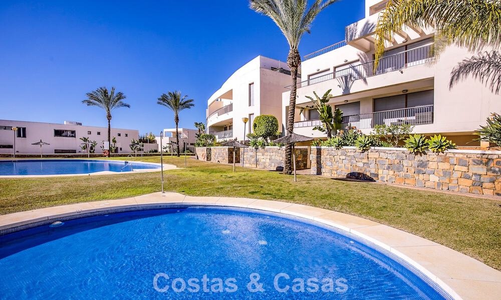 Instapklaar, contemporain appartement met panoramisch zeezicht te koop ten oosten van Marbella 789385
