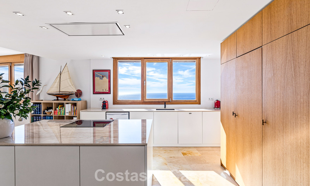 Instapklaar, contemporain appartement met panoramisch zeezicht te koop ten oosten van Marbella 789392