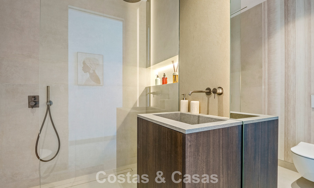 Exclusieve hedendaagse luxevilla te koop binnen een beveiligde gemeenschap in La Quinta, Benahavis - Marbella 789415