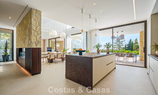 Exclusieve hedendaagse luxevilla te koop binnen een beveiligde gemeenschap in La Quinta, Benahavis - Marbella 789418 