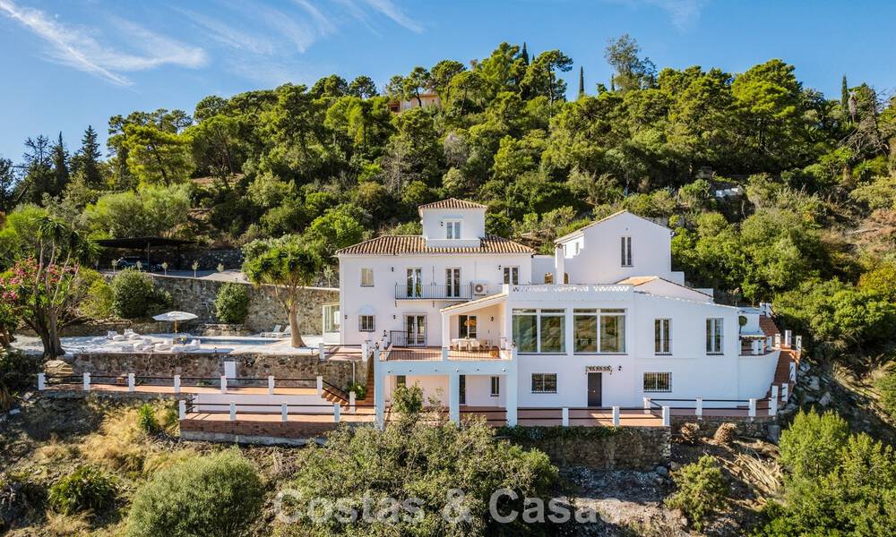 Elegante Andalusische luxevilla met tijdloze charme te koop in El Madroñal, Marbella - Benahavis 789532