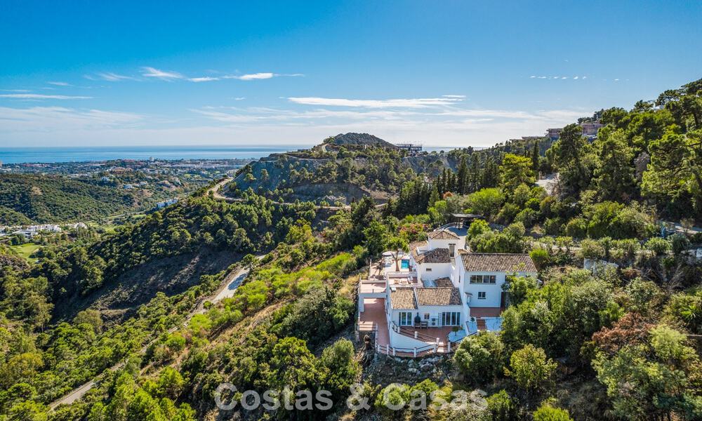Elegante Andalusische luxevilla met tijdloze charme te koop in El Madroñal, Marbella - Benahavis 789569