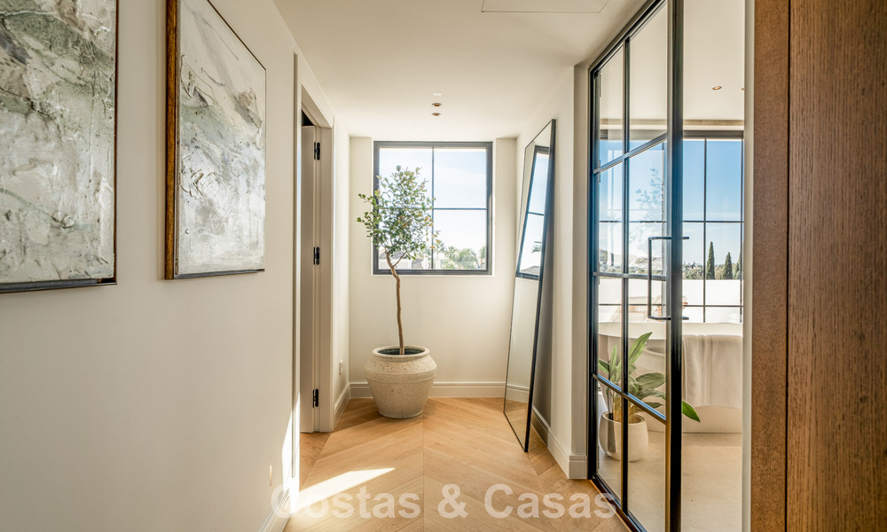 Modern-Mediterrane villa met zeezicht te koop in een geprefereerde wijk van Nueva Andalucia, Marbella 789663