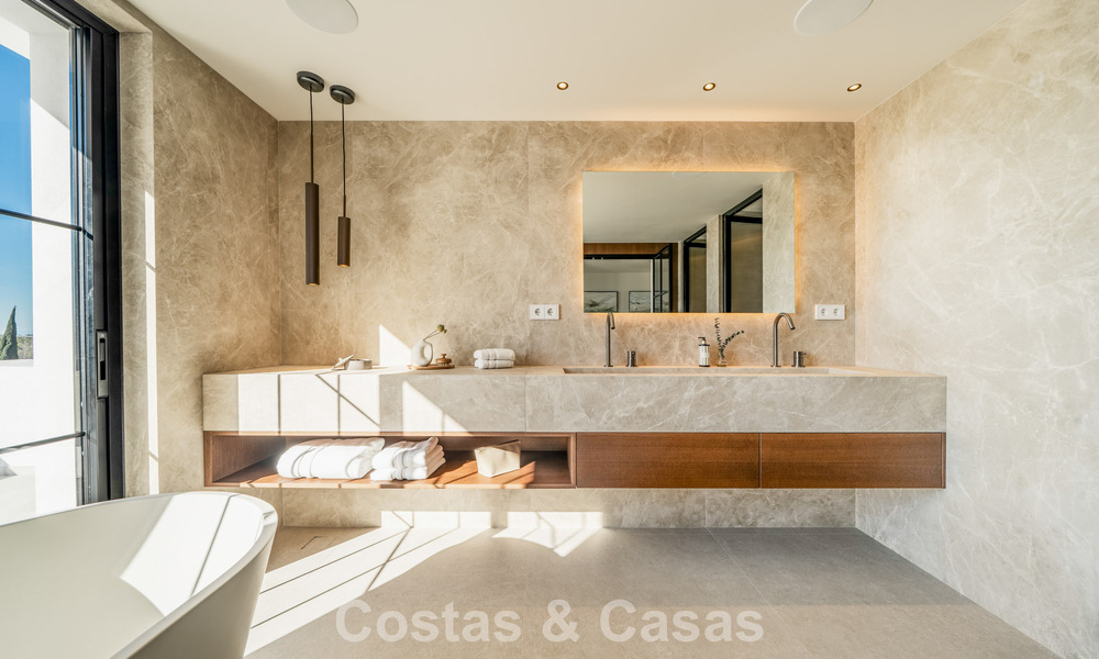 Modern-Mediterrane villa met zeezicht te koop in een geprefereerde wijk van Nueva Andalucia, Marbella 789664