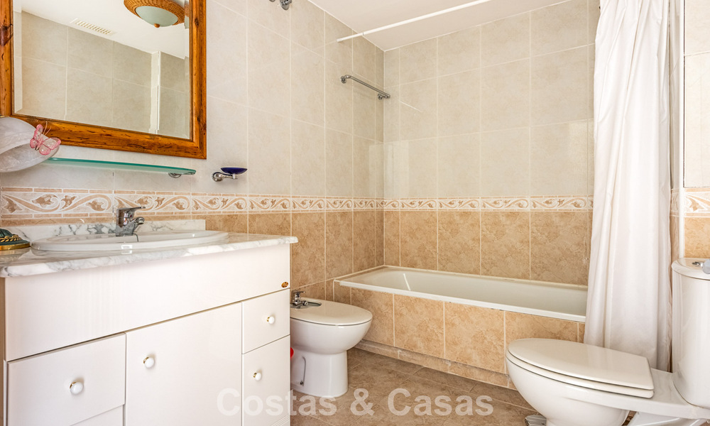 Ruim frontline golf penthouse appartement te koop dicht bij alle voorzieningen in Guadalmina Alta en San Pedro, Marbella 790014