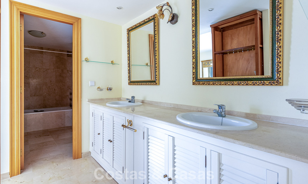 Ruim frontline golf penthouse appartement te koop dicht bij alle voorzieningen in Guadalmina Alta en San Pedro, Marbella 790023