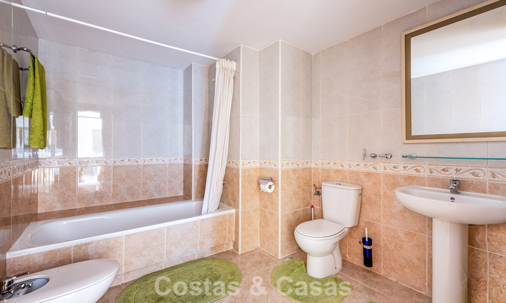 Ruim frontline golf penthouse appartement te koop dicht bij alle voorzieningen in Guadalmina Alta en San Pedro, Marbella 790025