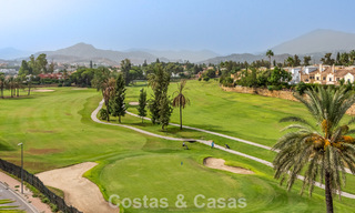 Ruim frontline golf penthouse appartement te koop dicht bij alle voorzieningen in Guadalmina Alta en San Pedro, Marbella 790032 