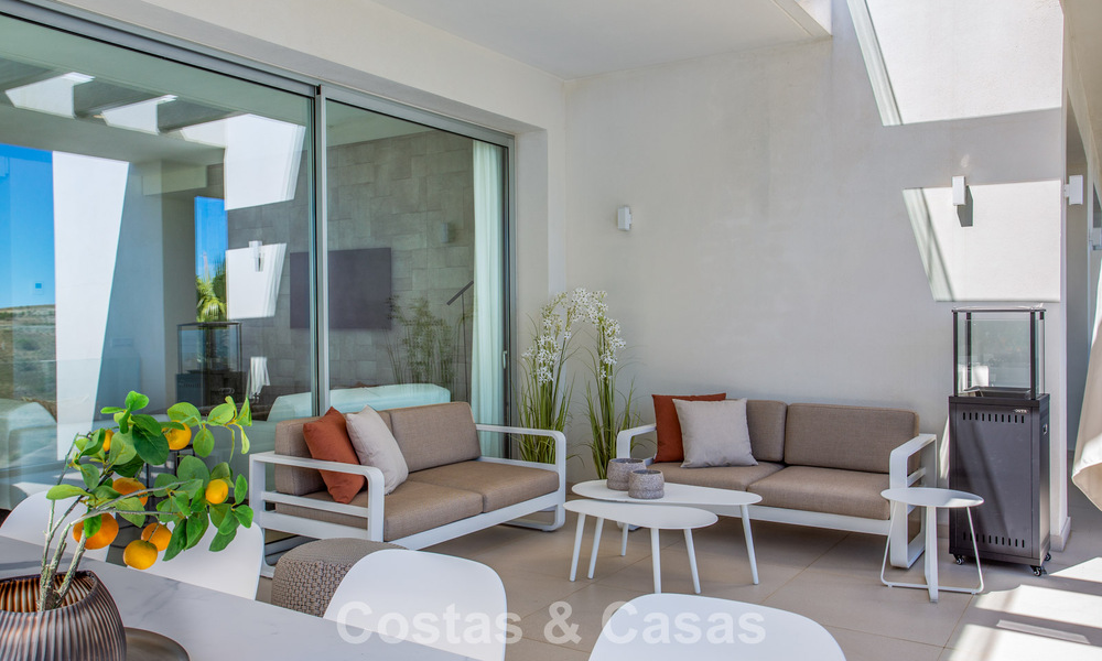 Stijlvol 3-slaapkamer appartement te koop met panoramisch zeezicht in een gated resort in Benahavis - Marbella 790129