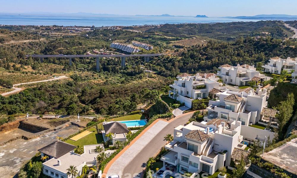 Stijlvol 3-slaapkamer appartement te koop met panoramisch zeezicht in een gated resort in Benahavis - Marbella 790138