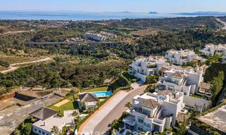 Stijlvol 3-slaapkamer appartement te koop met panoramisch zeezicht in een gated resort in Benahavis - Marbella 790138 