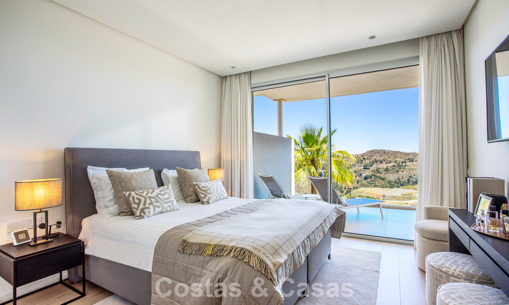 Stijlvol 3-slaapkamer appartement te koop met panoramisch zeezicht in een gated resort in Benahavis - Marbella 790139