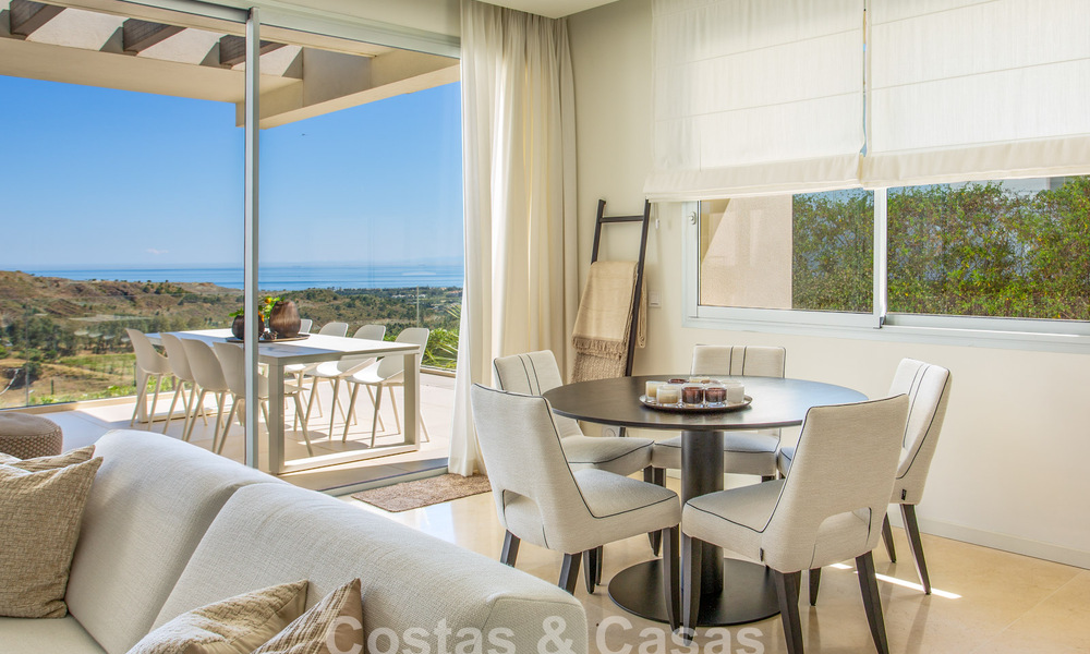 Stijlvol 3-slaapkamer appartement te koop met panoramisch zeezicht in een gated resort in Benahavis - Marbella 790148